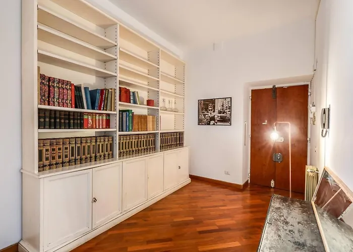 Splendid Flat On The Tiber River Řím