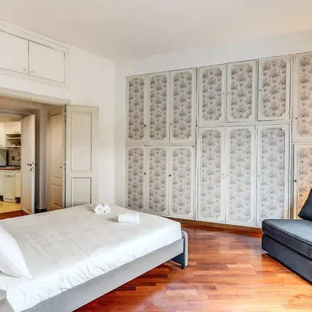 Splendid Flat On The Tiber River
